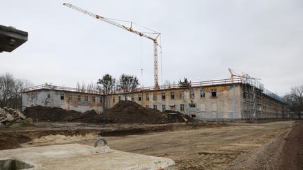 Das ehemaliges Kasernengelände in Krampnitz an der B2 zwischen Potsdam und Groß Glienicke wird komplett saniert und mit Wohnungsbau verdichtet. Erste Bezüge sind für 2024/25 geplant.