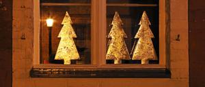 Goldene Weihnachtsbäume verbreiten Weihnachtsstimmung.