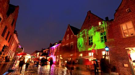 Wer am Wochenende sehen wollte, wie gut sich das Holländische Viertel als Schauplatz eines Lichterspektakels machte, musste sich gut gegen das Wetter wappnen.