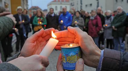 Lichterkette an der jüdischen Gemeinde Potsdam zum Gedenken an die Opfer des Anschlages auf die jüdische Synagoge in Halle.