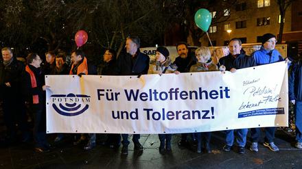 Ein Banner des Bündnisses "Potsdam bekennt Farbe" - bei einer Protestdemo gegen rechts.