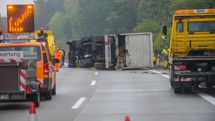 Der umgekippte Lkw auf der Autobahn 115 zwischen den Abfahrten Potsdam-Babelsberg und Kleinmachnow.