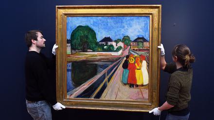 Mitarbeiter des neuen Kunstmuseums Barberini in Potsdam hängen vorsichtig das über 50 Millionen Euro teure Gemälde "Mädchen auf Brücke" des norwegischen Malers Edward Munch (1863-1944) an seinen Platz.
