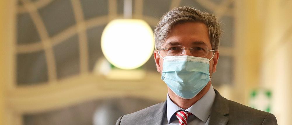 Potsdams Oberbürgermeister Mike Schubert (SPD) mit OP-Maske im Rathausflur.