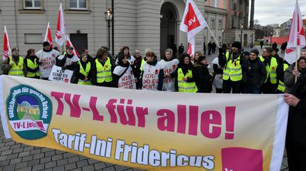 Mitarbeiter des Besucherservices der Schlösserstiftung demonstrieren am 23. Januar 2020 vor dem Landtag.