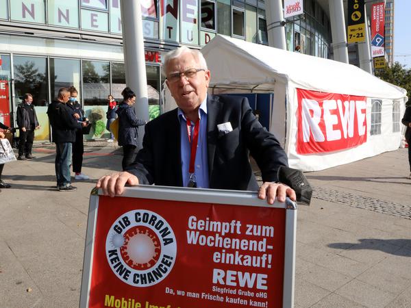 Rewe-Händler Siegfried Grube warb mit 5-Euro-Gutscheinen für die Impfaktion.