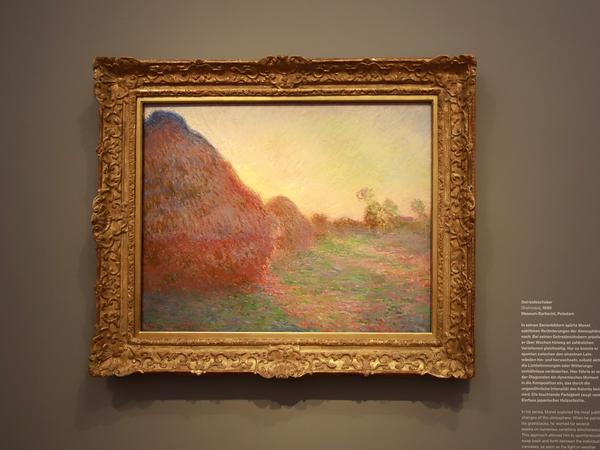 Monets Getreideschober im Licht der untergehenden Sonne im Museum Barberini.