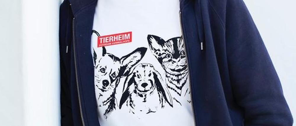 Ein Shirt von Designer Wolfgang Joop: Damit belohnt der die Spender, die sich für den Tierschutzverein eingesetzt haben. 