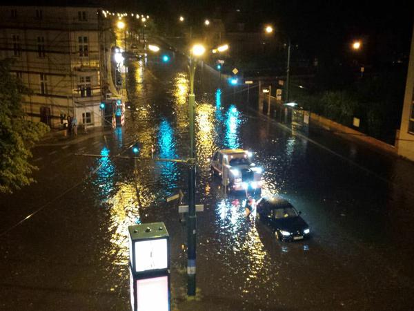 In der Nacht zu Mittwoch regnete es massiv. Die Zeppelinstraße stand unter Wasser.