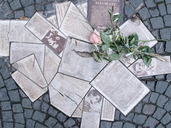 An der Ludwig-Maximilians-Universität in München sind die Flugblätter der Widerstandsgruppe "Weiße Rose" als Denkmal in den Boden eingelassen. 