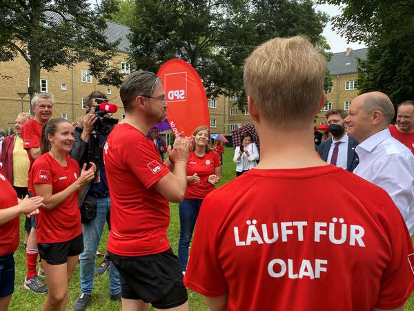 SPD-Kanzlerkandidat Olaf Scholz trifft auf SPD-Oberbürgermeister Mike Schubert (l.).