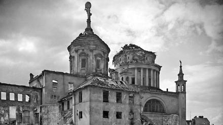 Die Nikolaikirche wurden erst durch den Luftaangriff, dann durch sowjetischen Artilleriebeschuss beschädigt.
