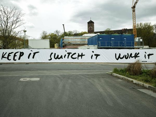 Motto am Minsk-Bauzaun: Keep it, switch it, work it.