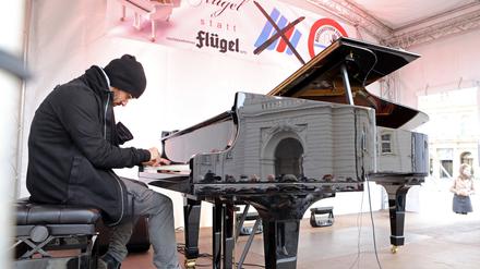 "Flügel gegen Flügel". Starpianist Igor Levit spielte vor dem Potsdamer Landesparlament eine Improvisation.
