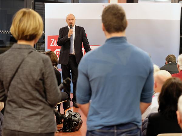 Ministerpräsident Dietmar Woidke (SPD) am Dienstagabend bei seinem Bürgerdialog in Potsdam.