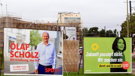 Wahlplakate von Scholz (SPD) und Baerbock (Grüne) am Brauhausberg Richtung Mercure Hotel in Potsdam.Foto: Thilo Rückeis