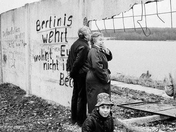 Den Blick durch die Mauer an der Bertinistraße fotografierte Blumrich im Februar 1990.
