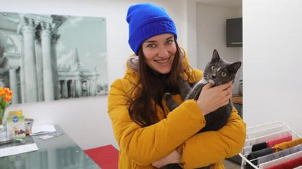 Zahnärztin Alina Kusinska kam mit ihrer Katze Simon nach Potsdam.