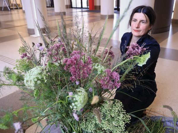 Einmal pro Woche stellt Floristin Stefanie Jähne neue Sträuße für das Barberini zusammen. 