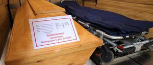 Potsdamer Bestatter in der Coronakrise. Krematoriumssärge für an oder mit Corona Verstorbene werden speziell gekennzeichnet.