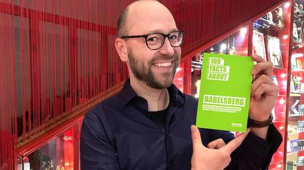 Autor Sebastian Stielke mit seinem Buch "100 Facts about Babelsberg".