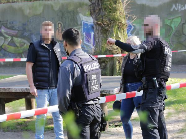 Polizei kontrolliert im Potsdamer Stadtgebiet die Durchsetzung der Ausgangsbeschränkungen. Hier wurden zwei Personen auf einem gesparrten Spielplatz beim Tischtennis ertappt.