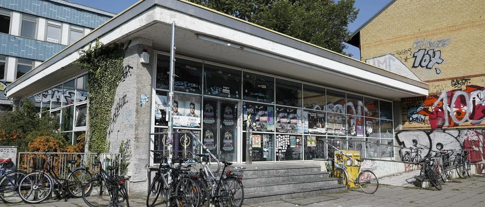 Die ehemalige Postfiliale am S-Bahnhof Babelsberg ist seit Juni 2018 geschlossen. Die Post nutzte jedoch das Gebäude dahinter mit der blauen Fassade weiter als Zustellstützpunkt. Dort soll im ersten Quartal 2020 ein Co-Workingspace einziehen und vorn ein Café.