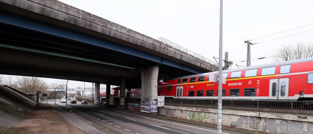 Die Hochstraße über den Bahngleisen an der Nuthestraße soll abgerissen und bis Herbst 2022 neu gebaut werden.