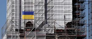 Potsdam zeigt sich solidarisch. Auch am Gerüst des Garnisonkirchturms hängt die Flagge der Ukraine.
