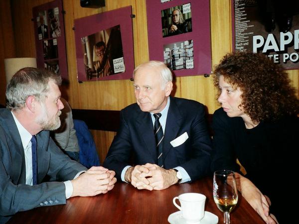 Premiere von "Pappa ante Portas" im Thalia in Babelsberg am 20. Februar 1991: Brandenburgs ehemaliger Kulturminister Hinrich Enderlein (FDP, links im Bild) im Gespräch mit Vicco von Bülow (Loriot) und Evelyn Hamann.