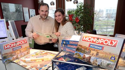 PNN-Vertriebsleiter Thomas Hanisch und Alina Heck von Winning Moves haben das Potsdam-Monopoly getestet.