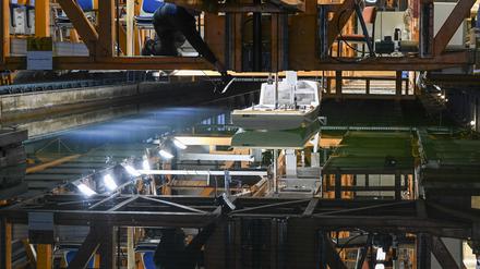 In der Potsdamer Schiffbauversuchsanstalt (SVA) wird derzeit ein sechs Meter langes Modell eines Forschungsschiffs für Südostasien im Versuchskanal getestet.