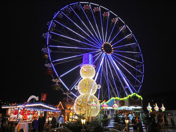 Das Riesenrad ergänzt den Weihnachtsmarkt in diesem Jahr. 
