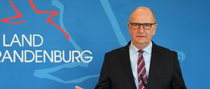 Brandenburgs Ministerpräsident Dietmar Woidke (SPD) informiert den Landtag über die Ergebnisse der Beratungen.