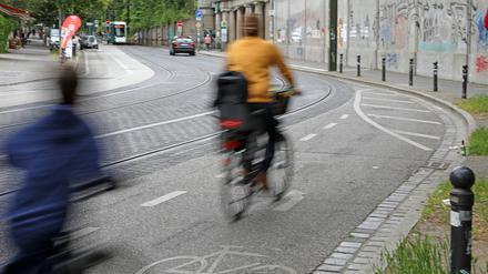 Der Fahrradweg auf der Rudolf-Breitscheidtstraße endet am Babelsberger S-Bahnhof abrupt. Radfahrer werden auf die Straßenbahngleise geleitet.