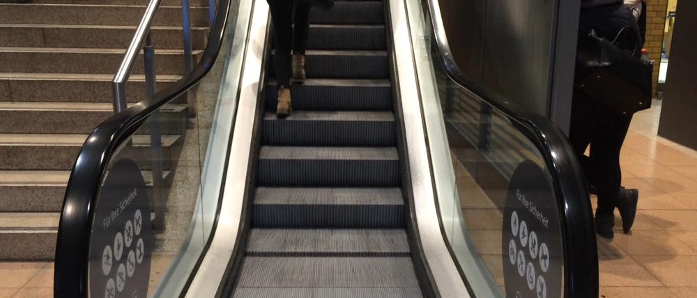 Die Rolltreppe im Potsdamer Hauptbahnhof funktioniert wieder.