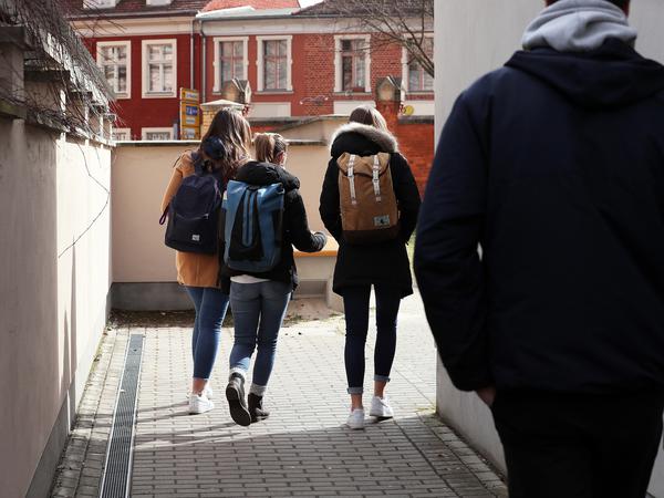 Potsdamer Schülerinnen verlassen das Schulgelände, um nach Hause zu gehen.