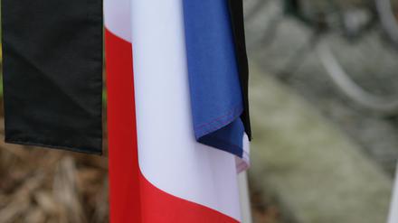 Zeichen der Verbundenheit. Zur Schweigeminute für die Opfer der Anschläge von Paris wehte vor dem Potsdam Stadthaus am Montag die Tricolore.