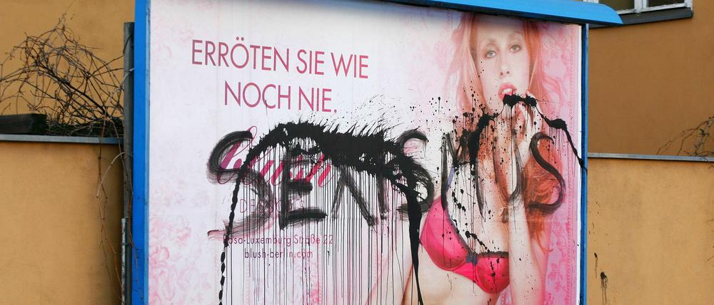 Auf diese Werbung für Unterwäsche schmierten Unbekannte das Wort "Sexismus". (Archivfoto)