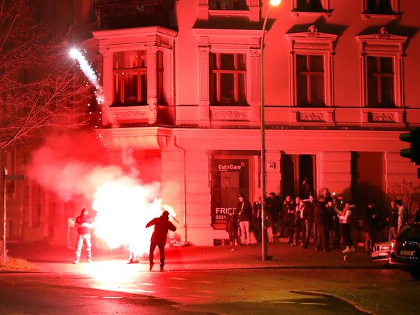 Die Silvesternacht Potsdam. Ab Mitternacht versammelten sich einige Menschen auf den Straßen und zündeten Feuerwerk, wie hier an der Zeppelinstraße Ecke Geschwister-Scholl-Allee in der Brandenburger Vorstadt.