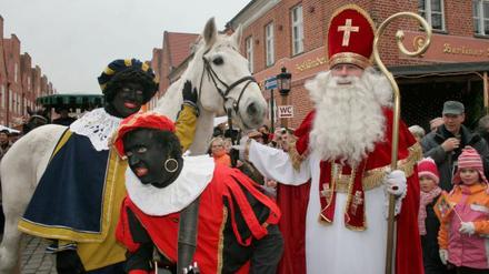 Am Wochenende soll es zum Sinterklaas-Fest wieder einen Sinterklaas und auch Pieten geben. Allerdings sind die Helfer in diesem Jahr nicht geschminkt.