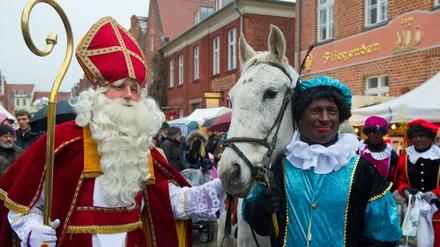 Sinterklaas und seine Pieten im Holländischen Viertel.