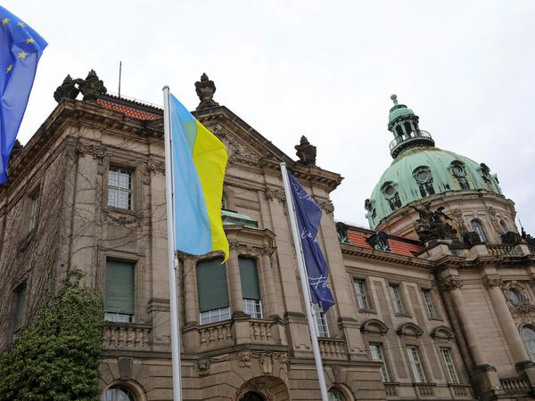 Am Tag russischen Invasion wurde die ukrainische Fahne vor dem Potsdamer Rathaus gehisst.