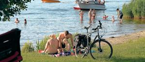 Im Sommer sind die wilden Badestellen im Park Babelsberg ein beliebtes Ausflugziel für die ganze Familie.