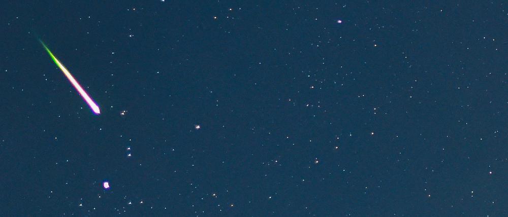 Mitte Dezember können Sternschnuppen wunderbar beobachtet werden: Die Geminiden haben dann ihre höchste Fallrate.