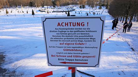 Stiftung Preußische Schlösser und Gärten sperrt aus Sicherheitsgründen einzelne Wege und Zugänge und versucht das Rodeln im Park zu unterbinden.