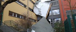 Das Dach der Neuen Grundschule in der Flotowstraße wurde teilweise abgedeckt.