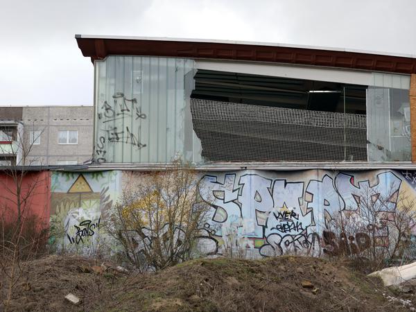 Eine Seitenwand der Turnhalle des Schiller-Gymnasiums in Drewitz wurde stark beschädigt.