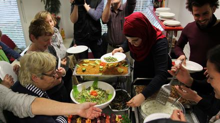 Syrisches Festessen in der Potsdamer Suppenküche vor zwei Jahren.