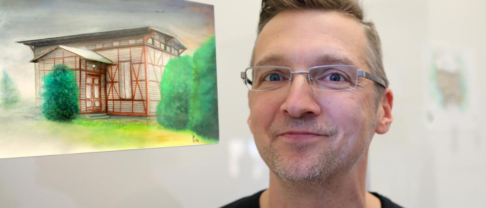 Urban Sketcher Jörg Schönrock zeigt sein Bild „Waldhaus“, das er im September mit Aquarell- und Bleistift gezeichnet hat.